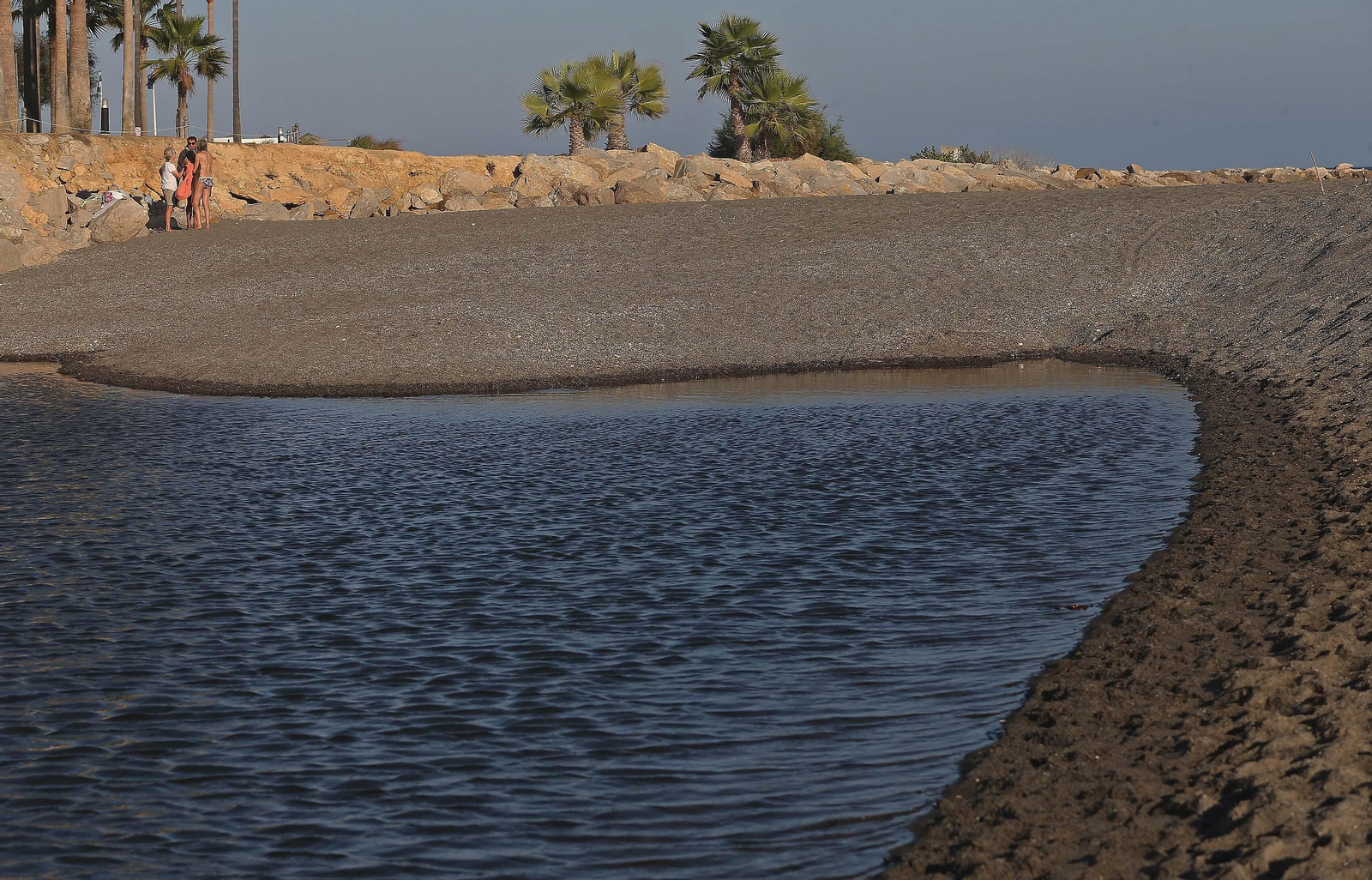 Fotos de la desembocadura del río Guadiaro taponada de nuevo