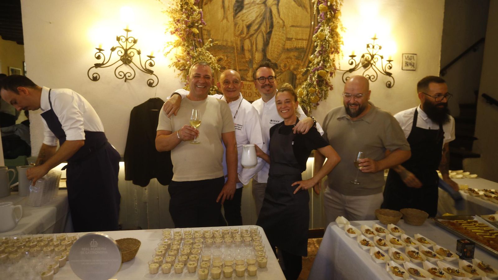 Paco Morales y Toño Morales con integrantes de sus equipos