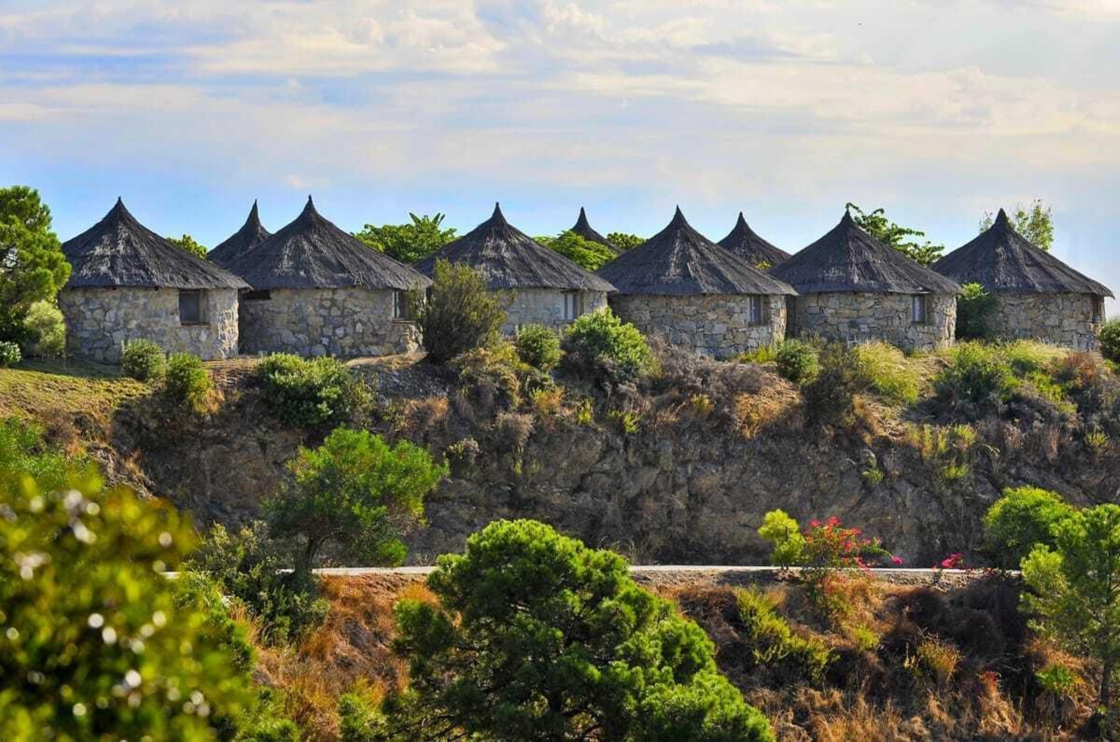 Vista de la zona de cabañas del parque Selwo Aventura, en Estepona.
