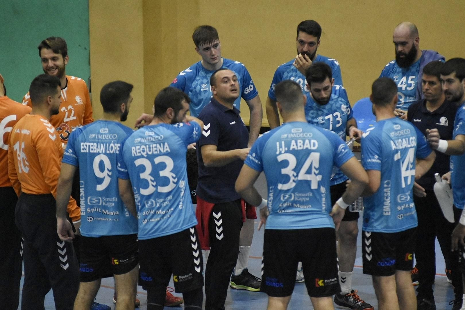 Jesús Escribano da instrucciones a sus jugadores durante un tiempo muerto.