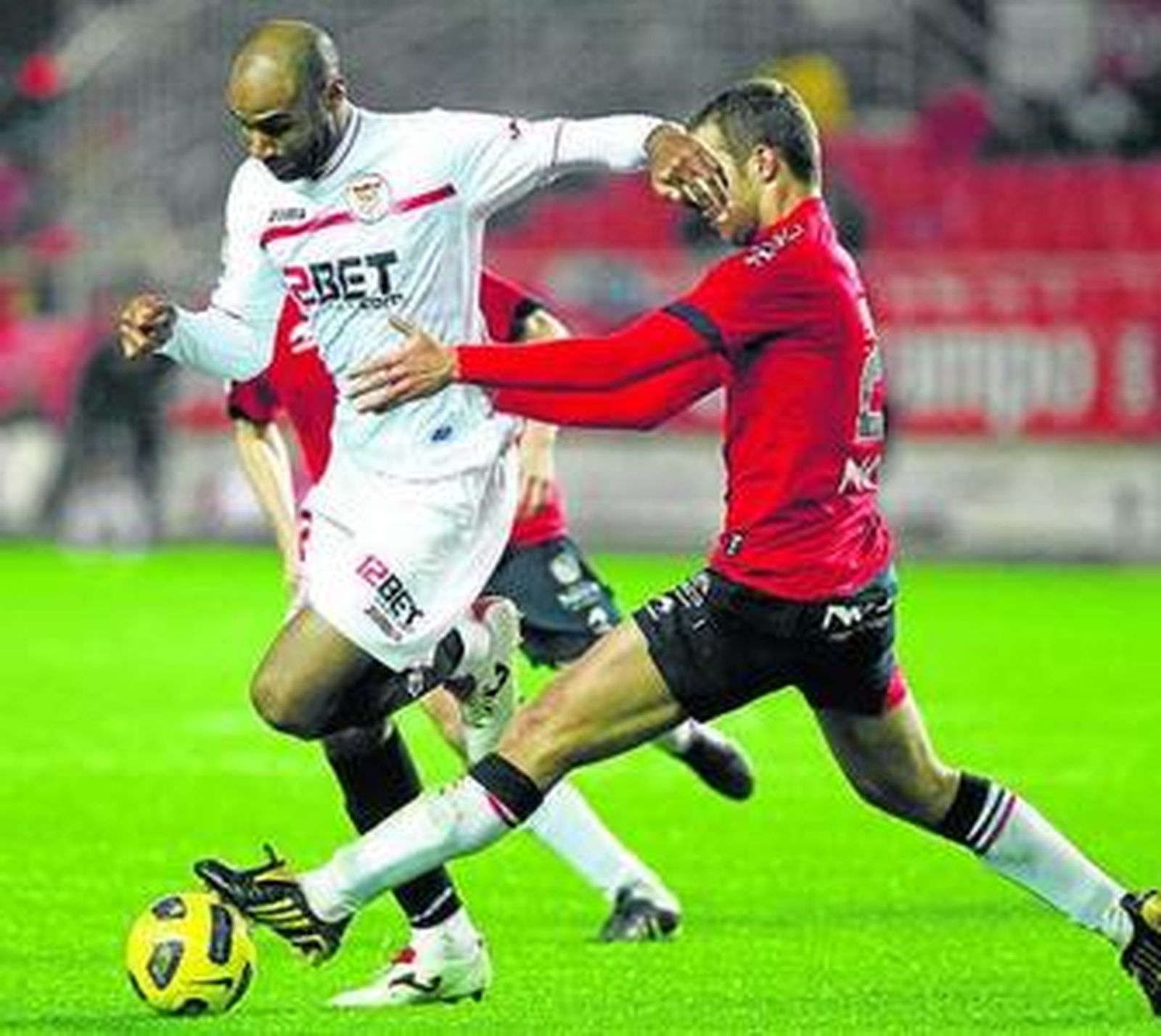 Kanoute intenta zafarse del acoso de Vadocz.