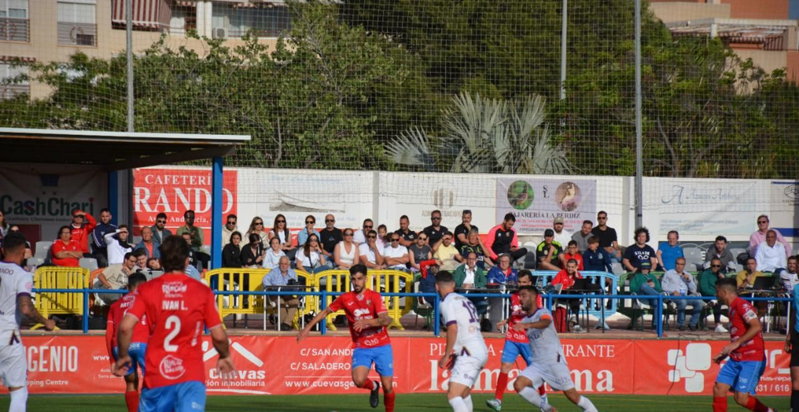 Jugadores del Jaén y la UD Torre del Mar en el partido de ida del play off