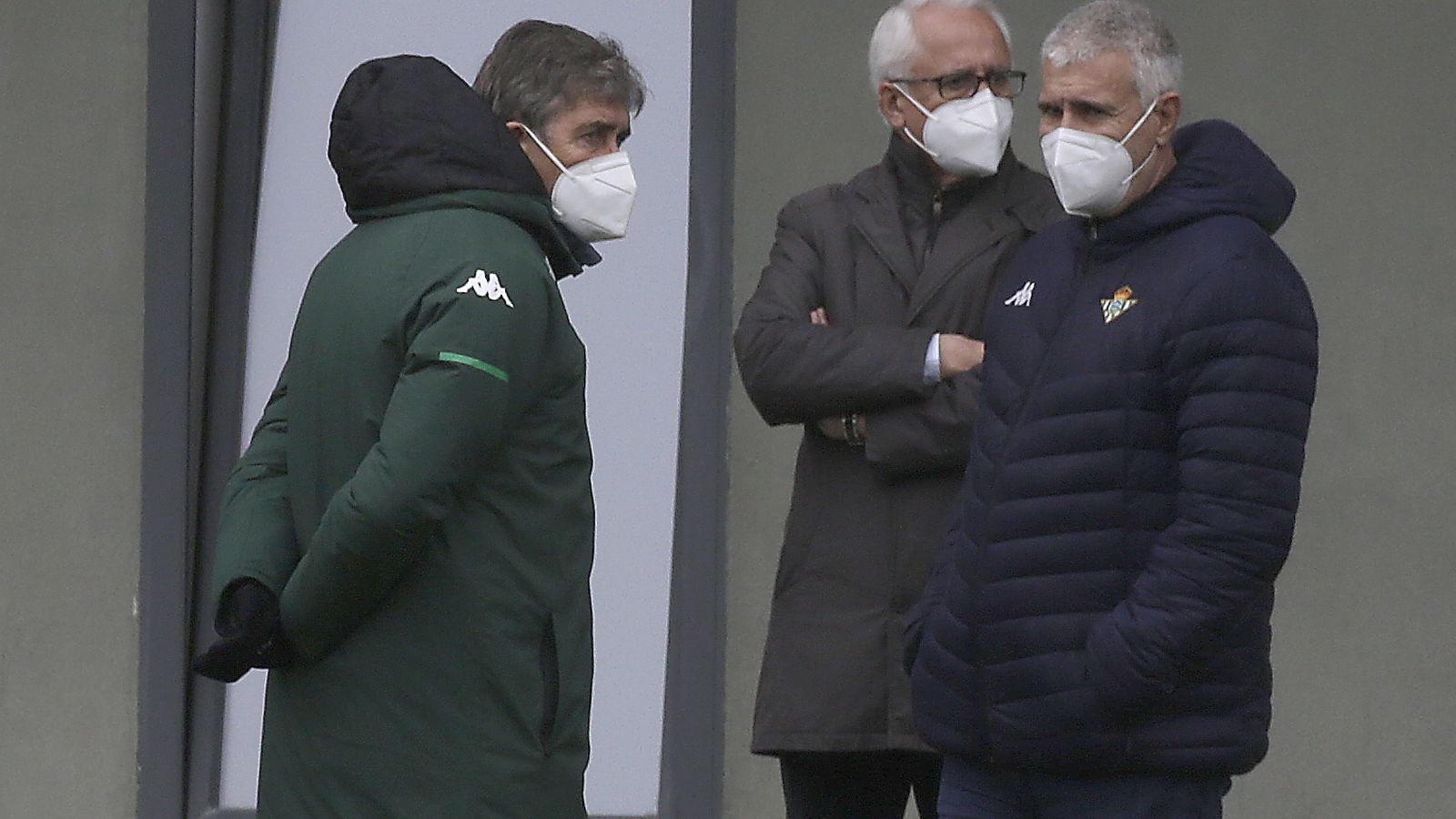 Antonio Cordón, junto a Federico Martínez Feria, dialoga con Pellegrini.