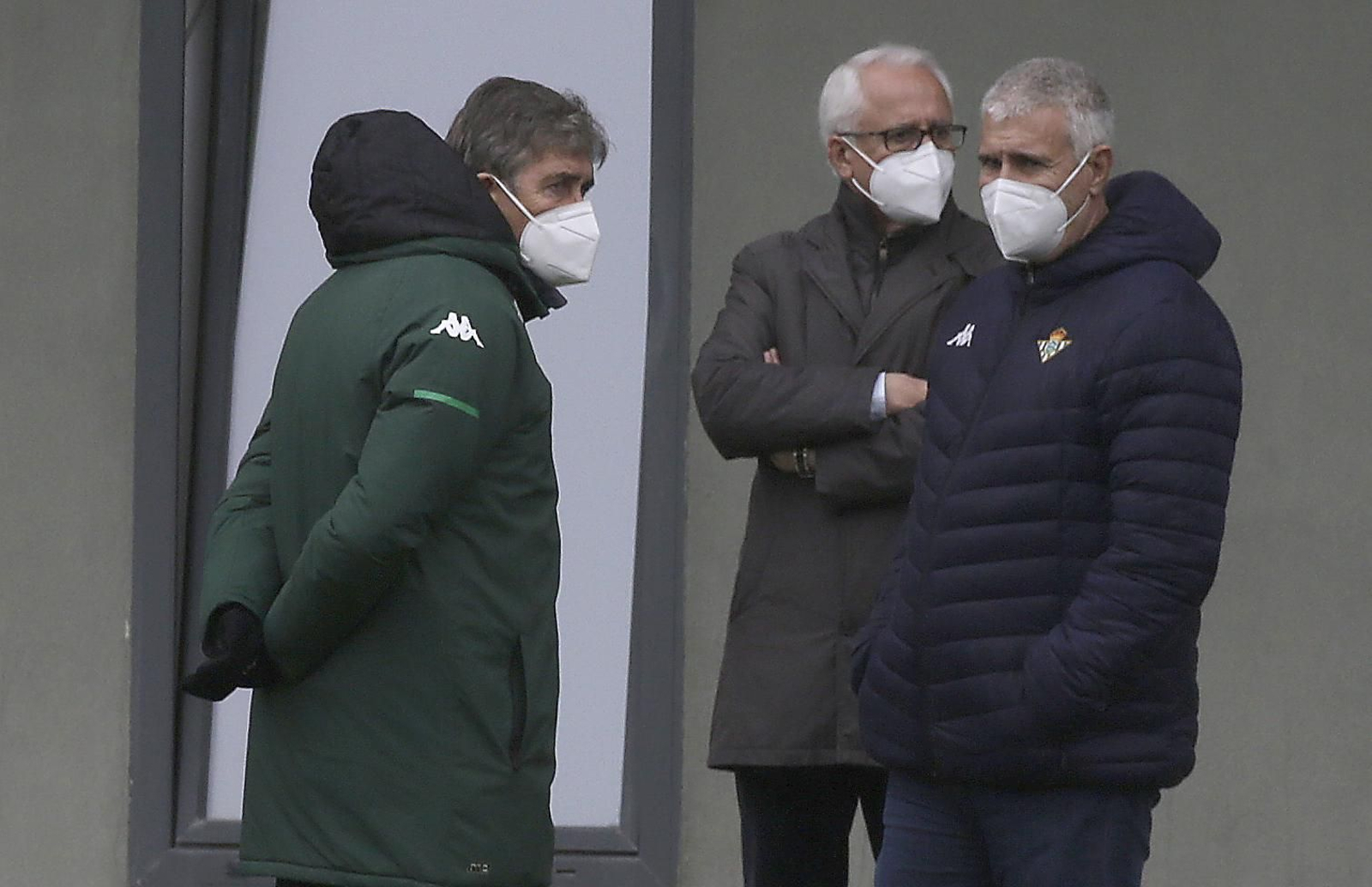 Antonio Cordón, junto a Federico Martínez Feria, dialoga con Pellegrini.