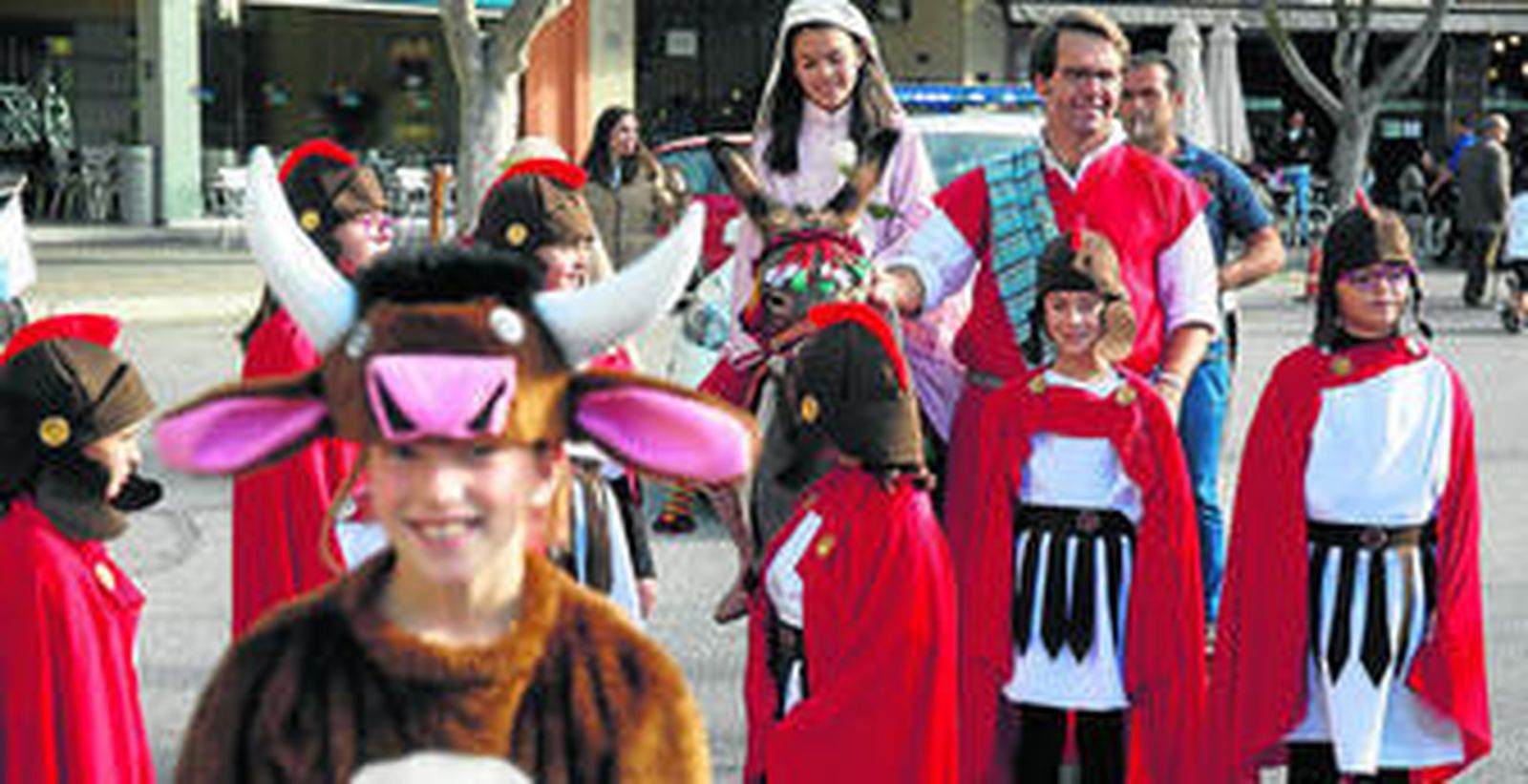 Niños vestidos de romanos.