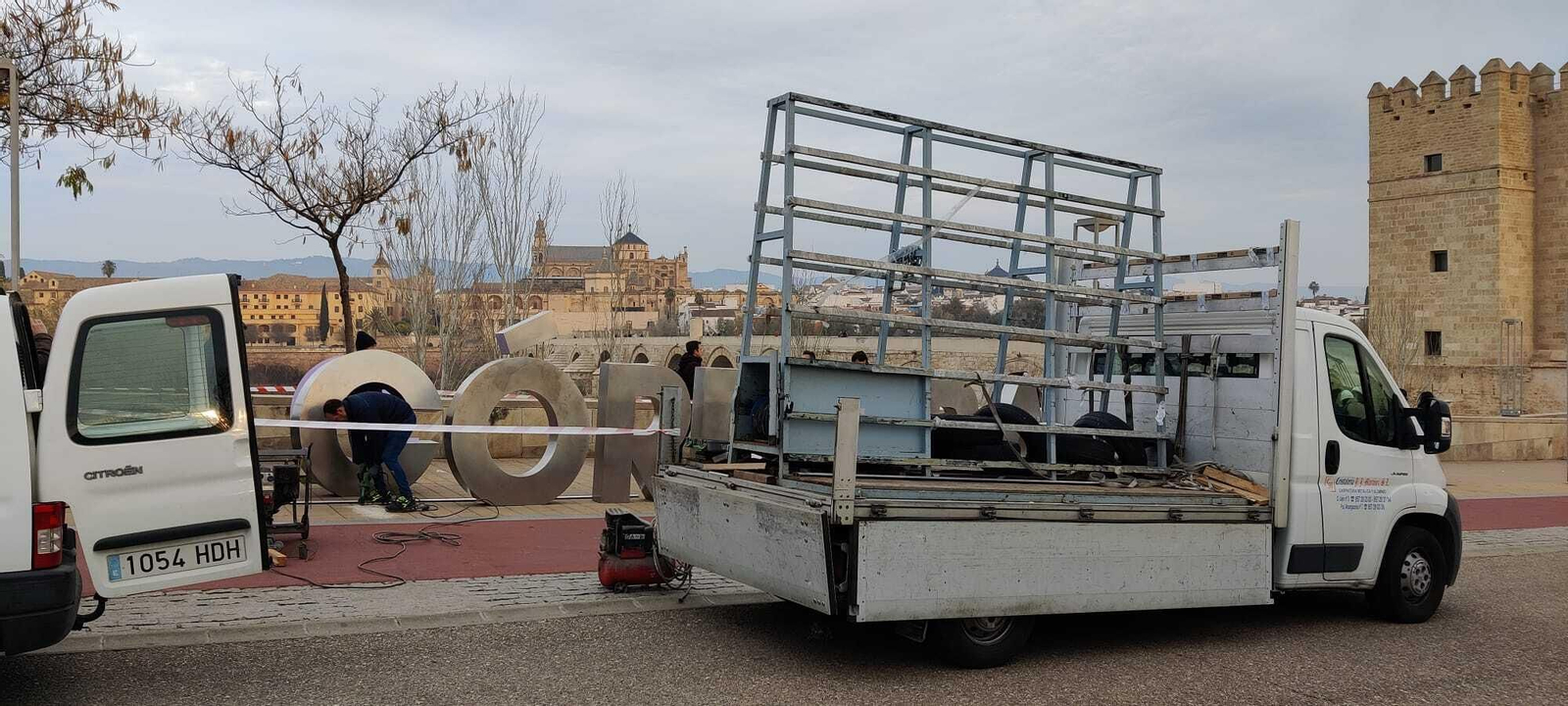 Instalación del letrero en diciembre.