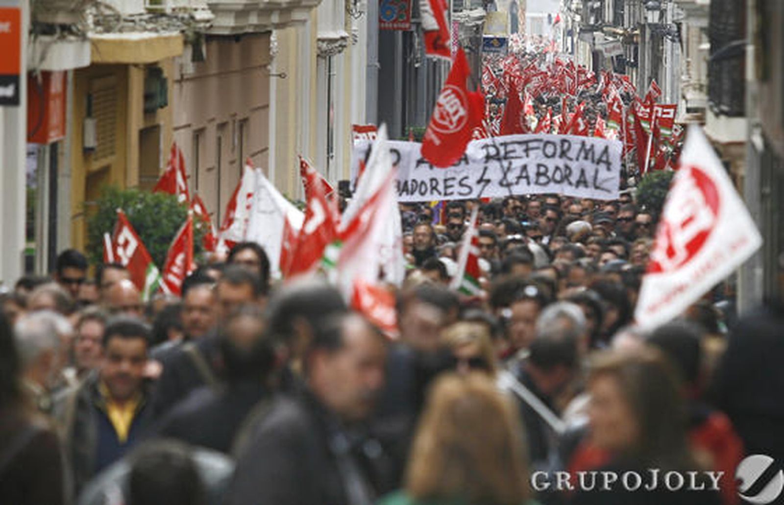 Miles de manifestantes recorren las calles de la capital. 

Foto: Joaquín Pino