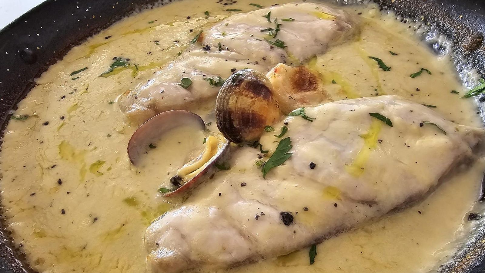 Cherna en salsa de puerros del Chiringuito Nido Playa.