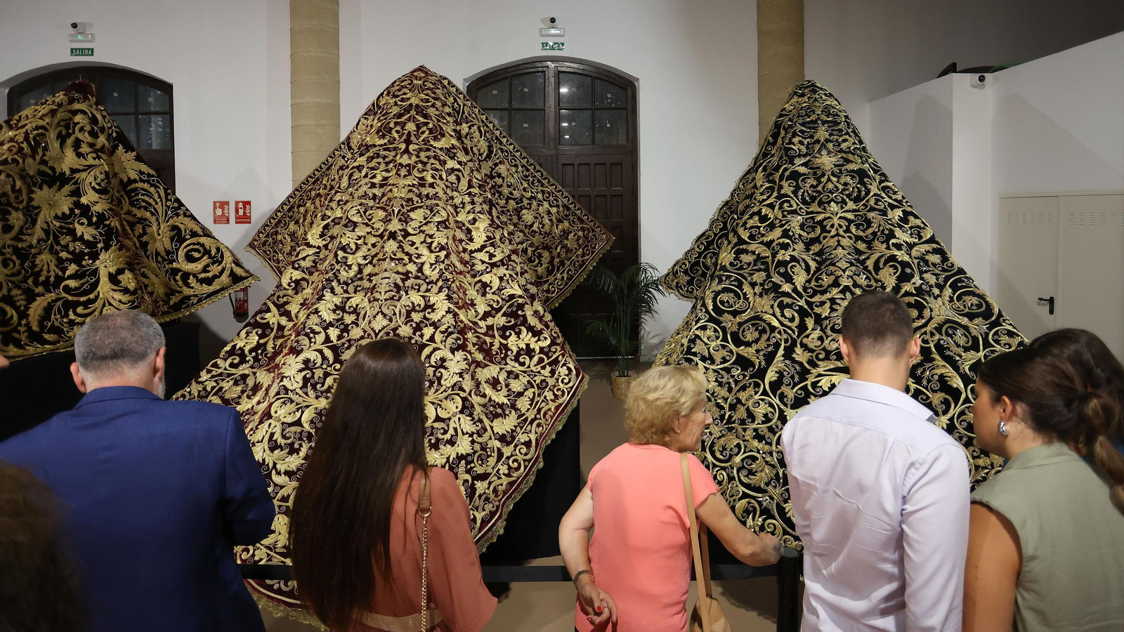 Inauguración de la exposición de mantos de vírgenes dentro de los actos de la Magna Mariana