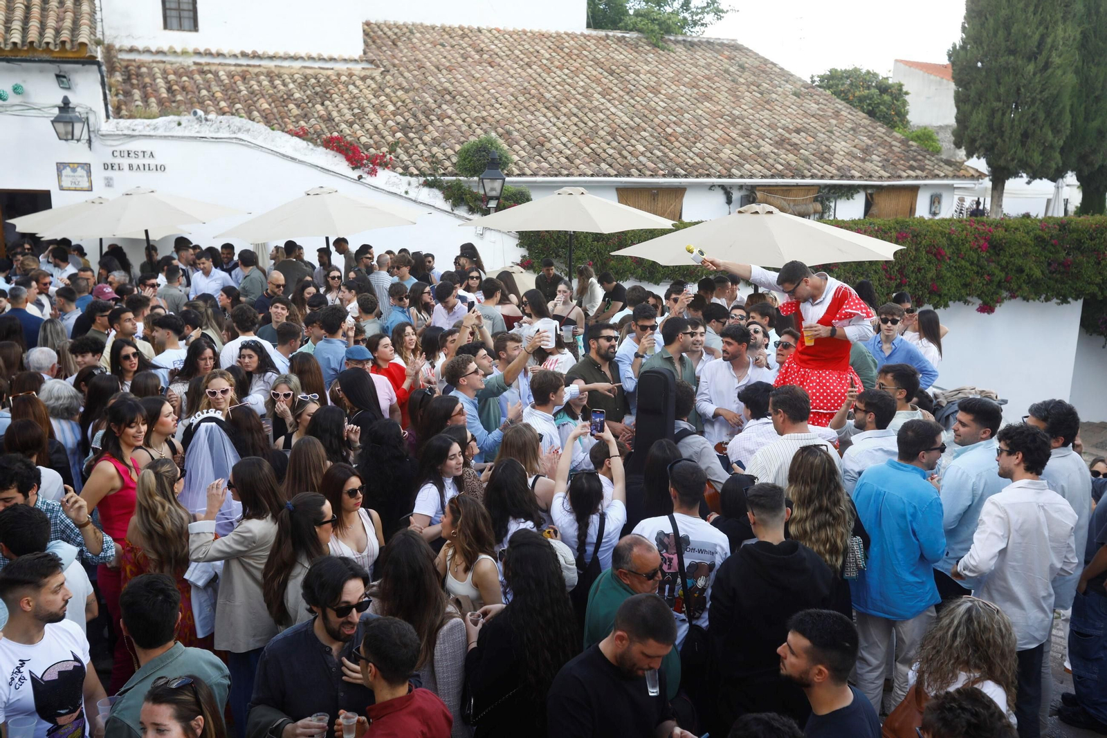 Las mejores fotos de unas Cruces de Córdoba abarrotadas para dar la bienvenida al fin de semana