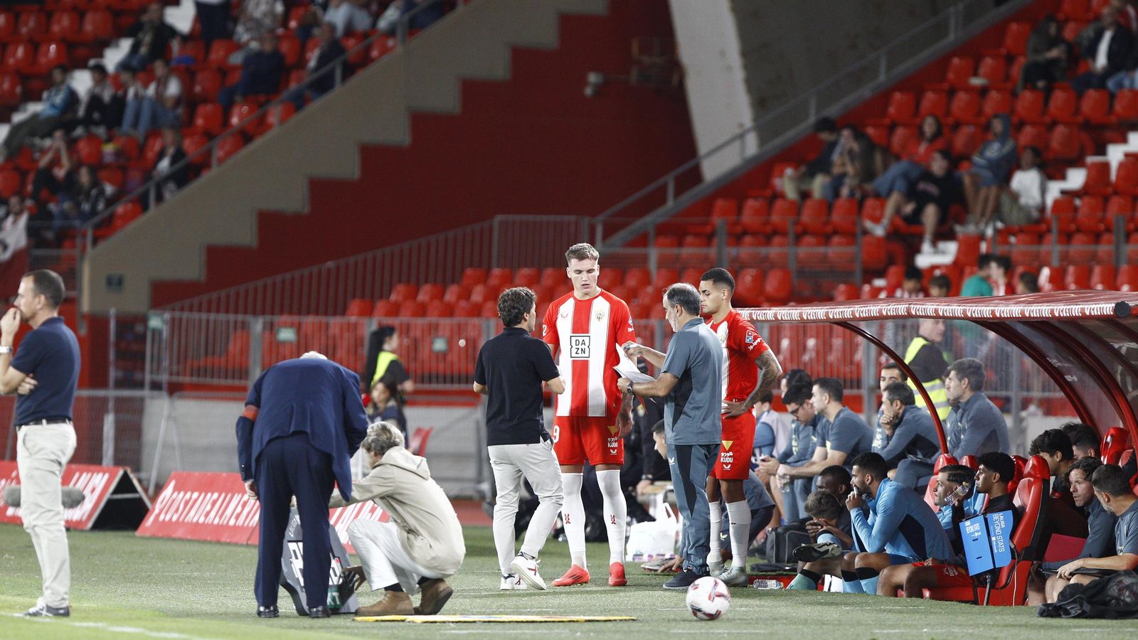Rubi da indicaciones a Marezi y Kaiky antes de darles entrada en último encuentro disputado en el Estadio de los Juegos Mediterráneos.