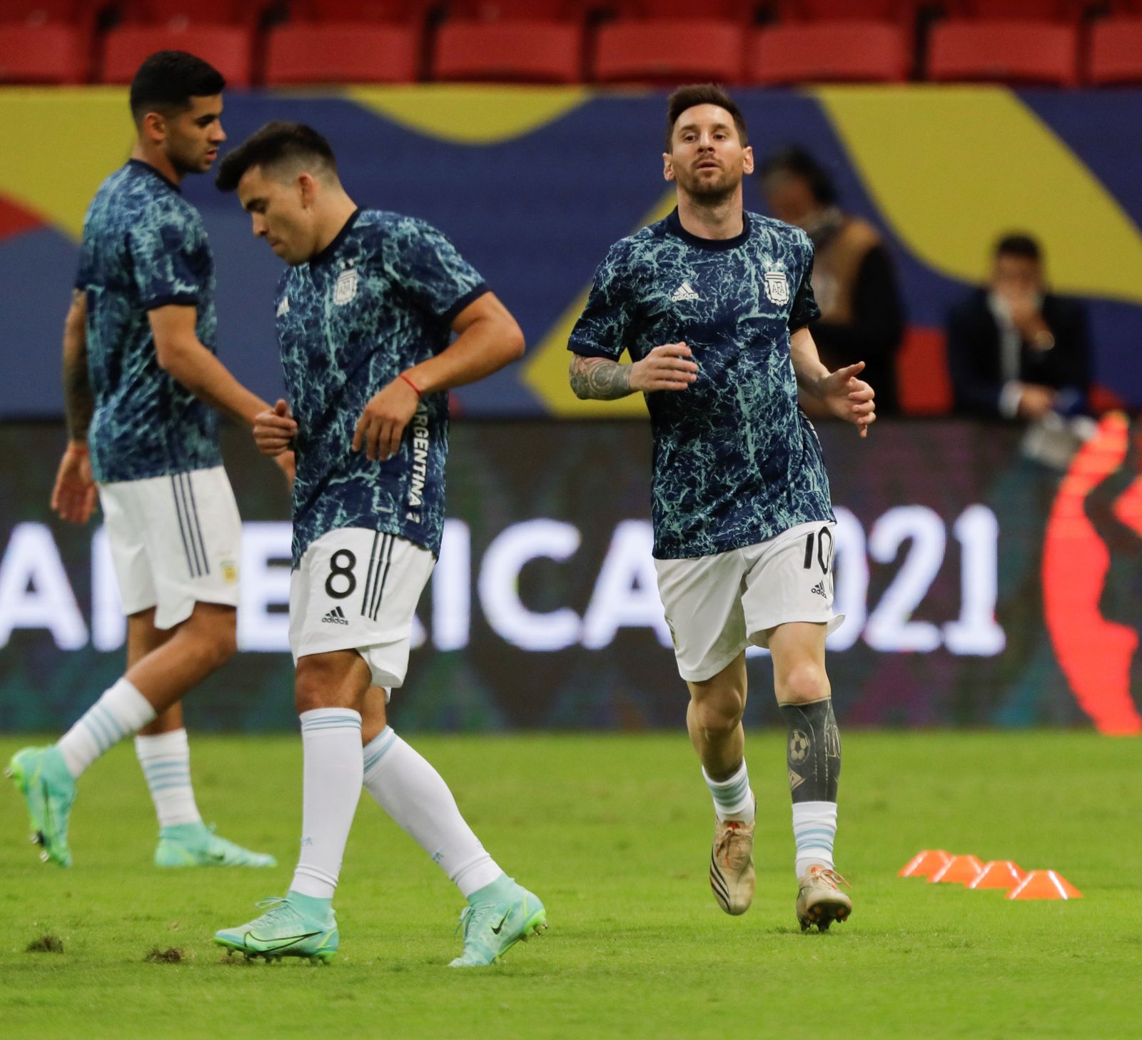 Acuña se ejercita junto a Messi antes de un partido de la Copa América.