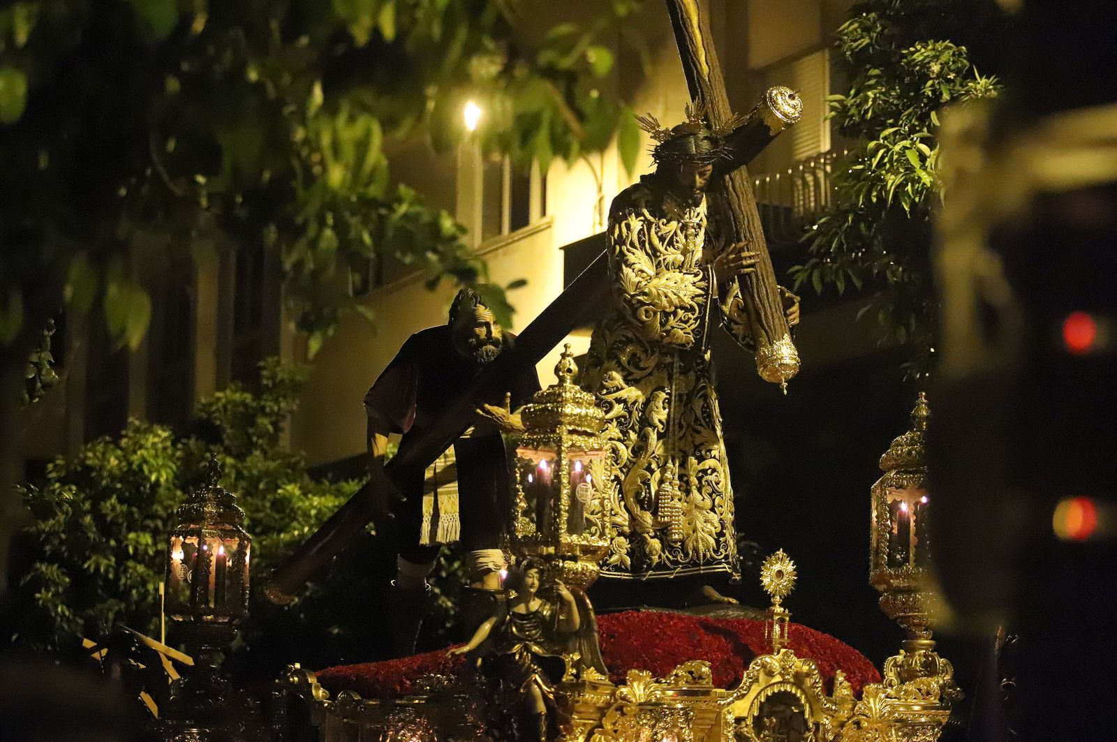 La Hermandad El Nazareno en la madrugá de la Semana Santa de Huelva 2023, en imágenes