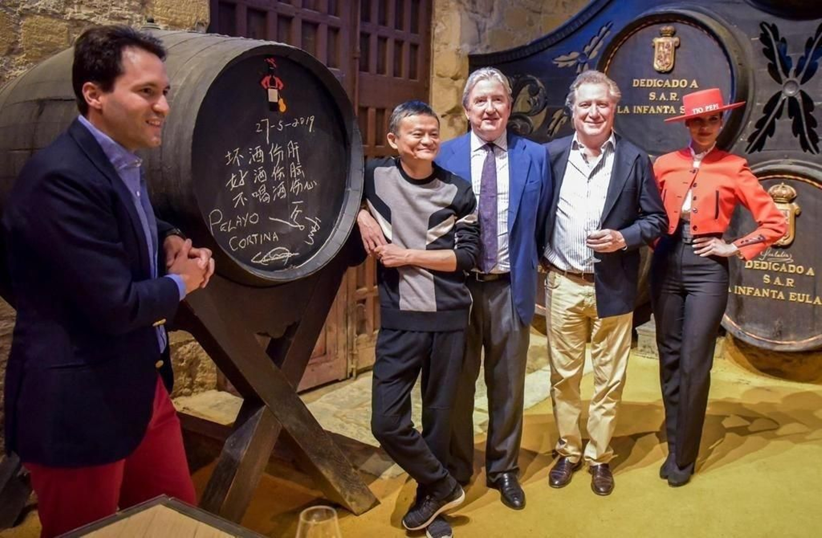 El presidente de Alibaba Group posa tras la firma de la bota junto a Pedro Rebuelta y Carlos del Río González-Gordon, vicepresidente y accionista de González Byass, y Pelayo Cortina Koplowitz.