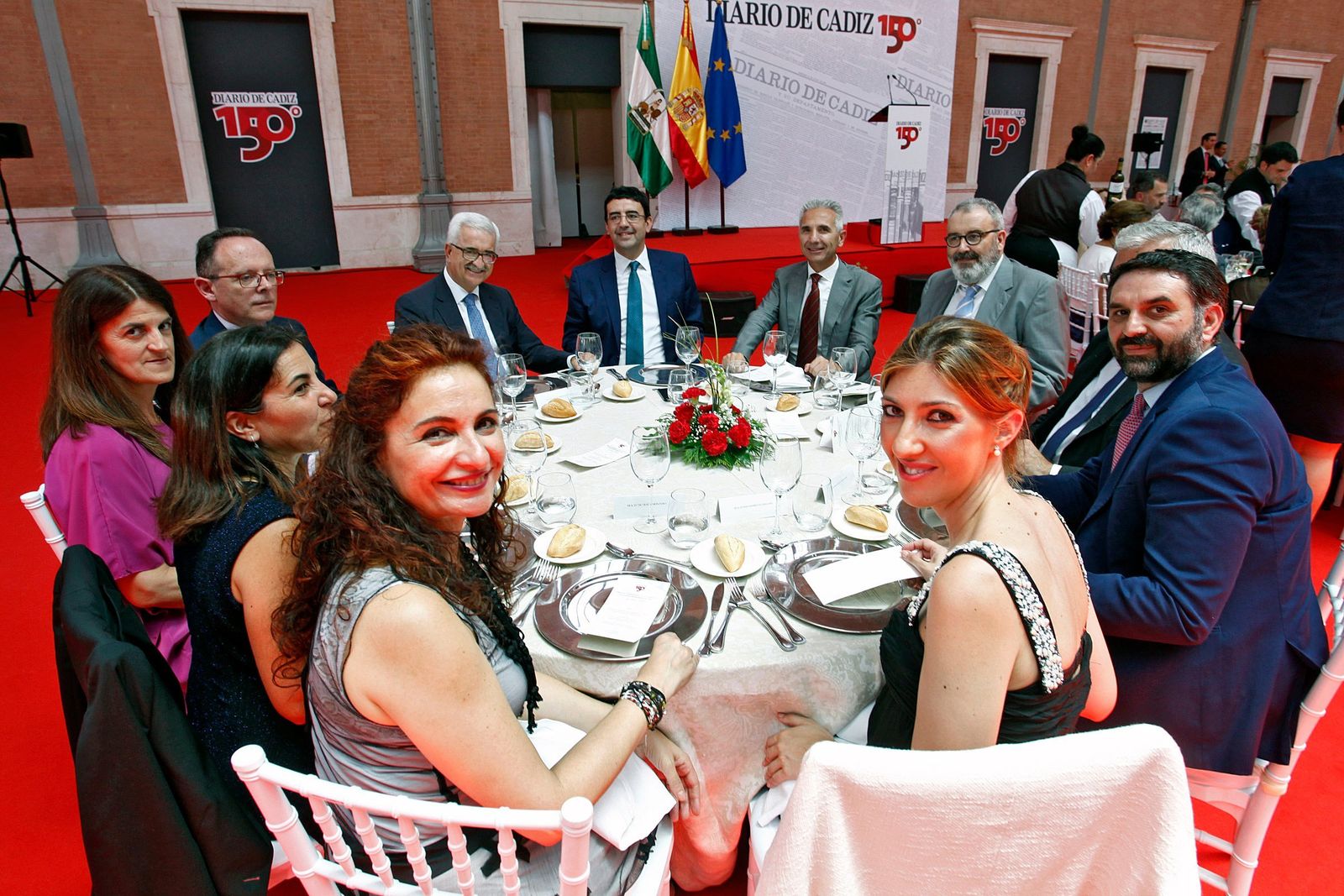 María Jesús Montero, María Jesús Almazor, Carmen Santos, Felipe Granados, Manuel Jiménez Barrios, Mario Jiménez, Miguel Ángel Vázquez, Máximo Díaz, Antonio Ramínez de Arellano, Francisco Javier Fernández y Yolanda Vera en una de las mesas del almuerzo que presidió ayer Felipe VI.