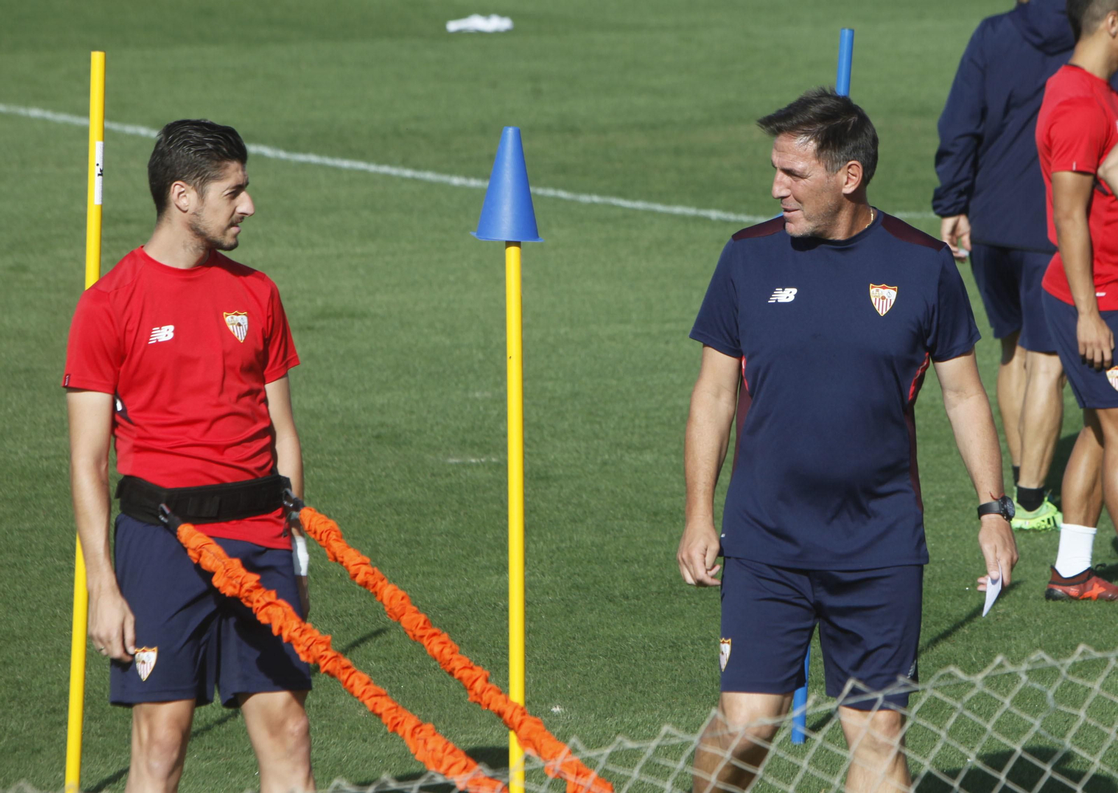 Berizzo dialoga con Escudero en un receso