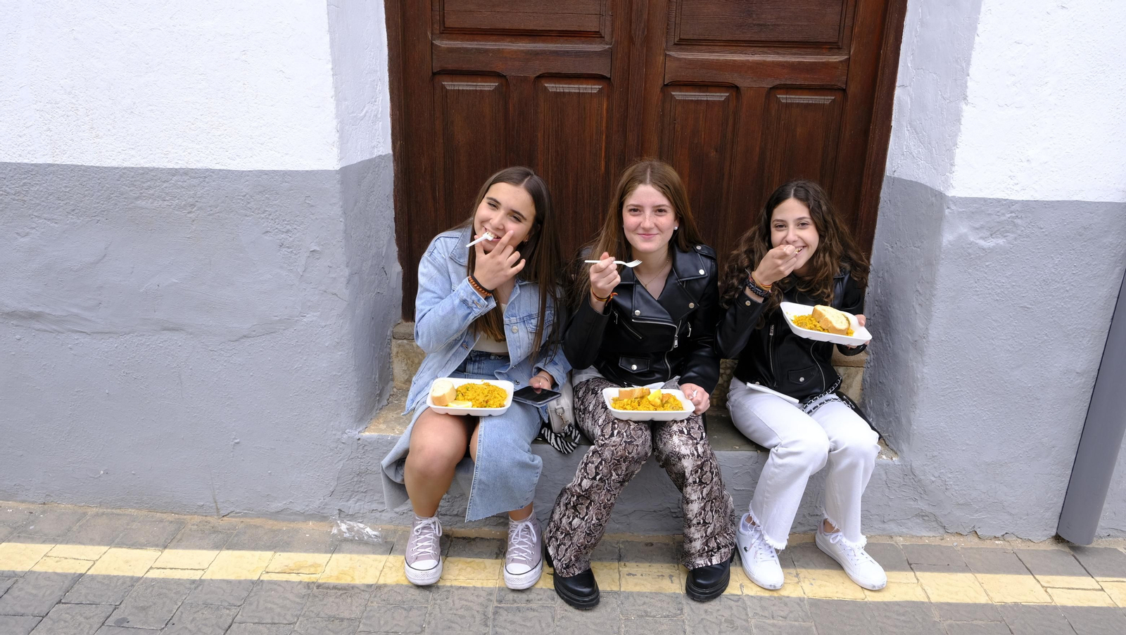 Imágenes de la procesión y paella solidaria en las Fiestas de Abla