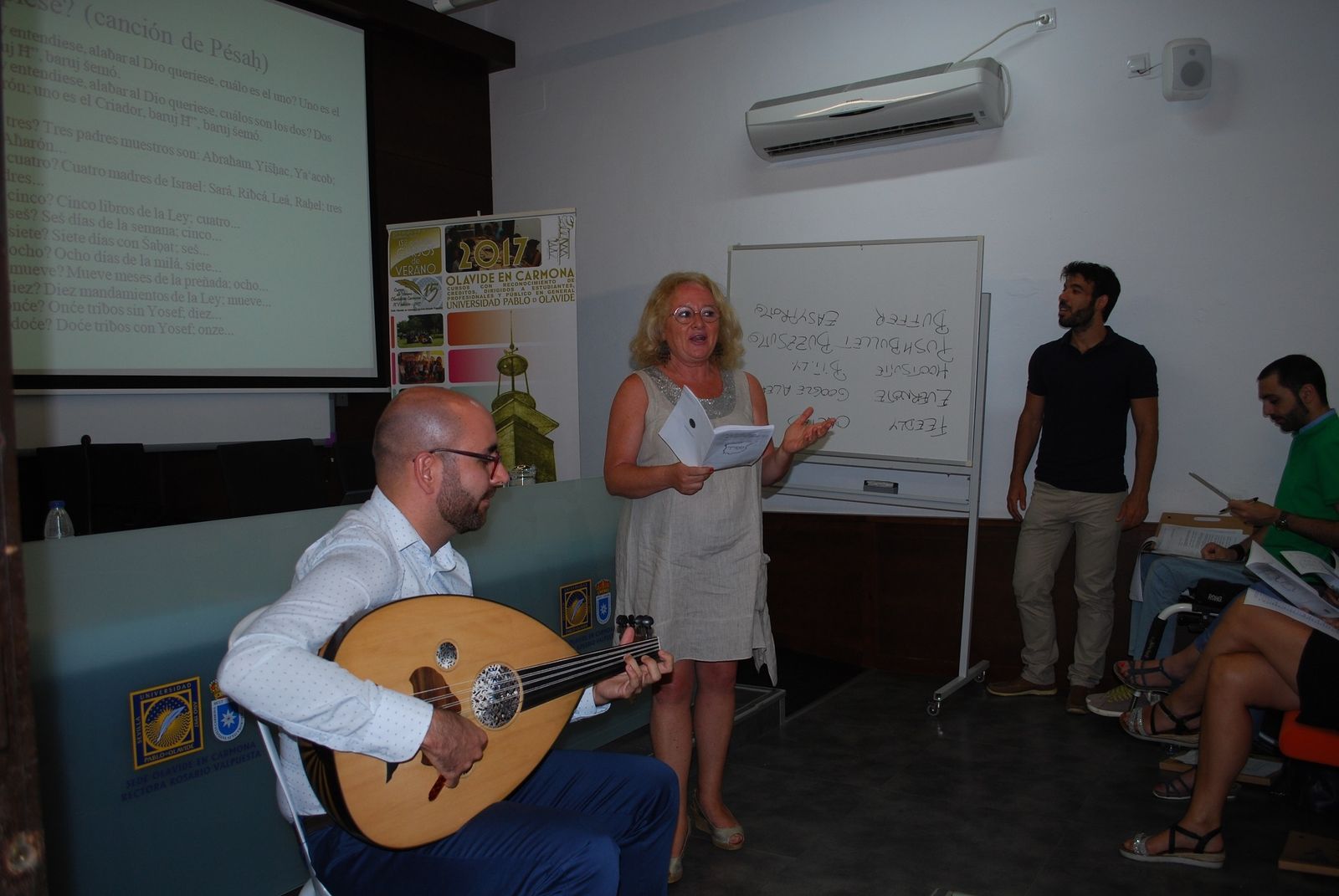 Pepa Rull, en plena conferencia en la sede de la Olavide en Carmona.
