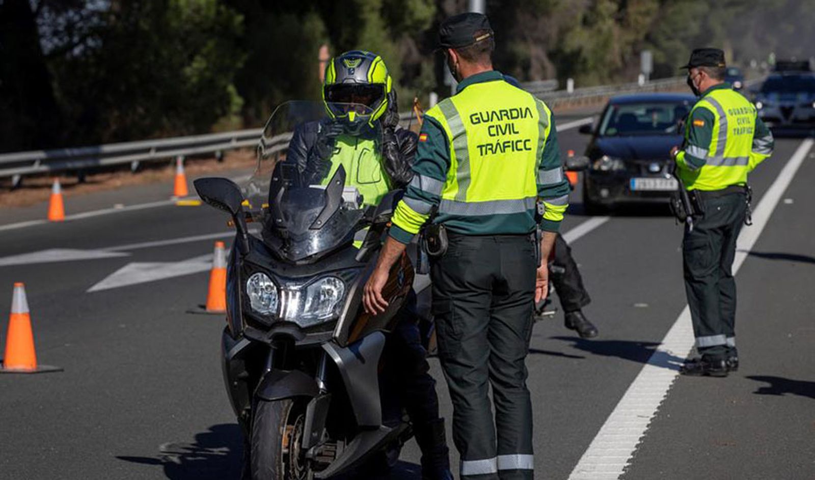 Agentes de la Guardia Civil de Tráfico.