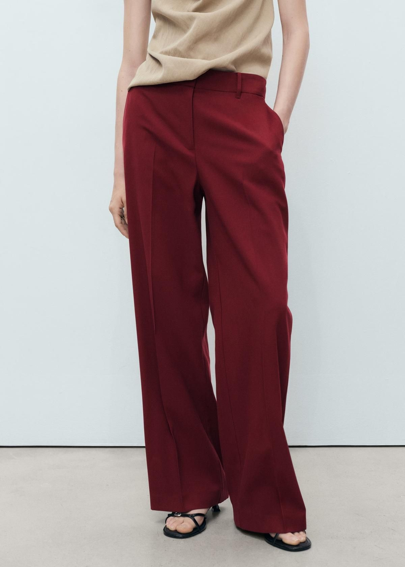 Pantalones burdeos de Mango.