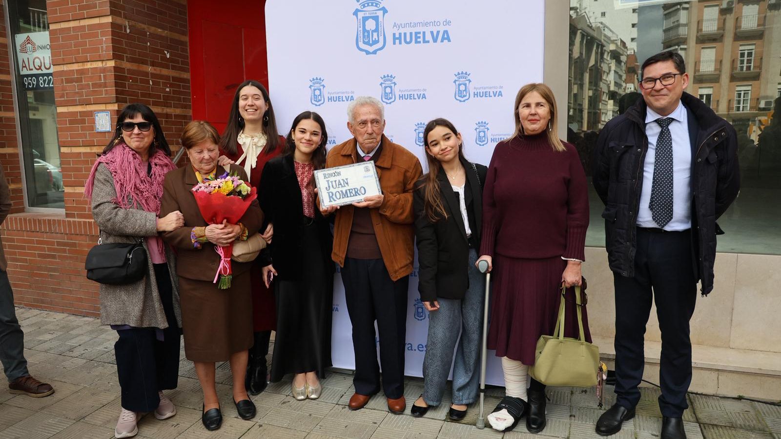 Juan Romero posa junto a sus familiares.