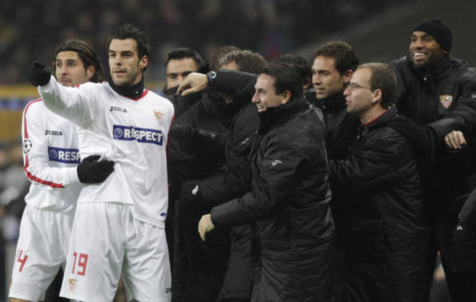 El banquillo del Sevilla se apiñó en torno a Negredo. 

Foto: Antonio Pizarro