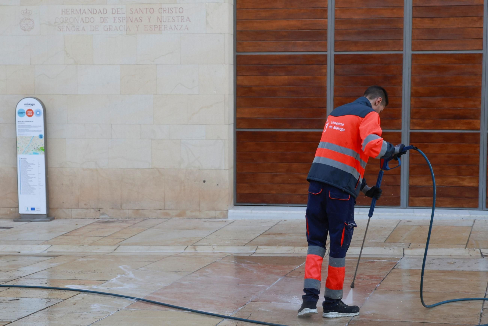 Un trabajador de Limasam, limpiando una calle del centro de Málaga.