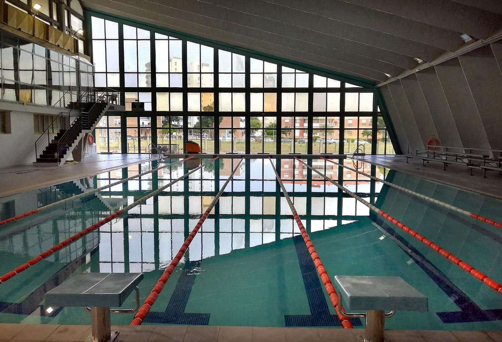 os&nbsp;deportistas no federados&nbsp;podrán volver a entrenar y aumentarán el número de instalaciones deportivas que abran sus puertas, siempre para la práctica de deportes en los que no exista contacto o el riesgo de contagio sea bajo.&nbsp;Las&nbsp;piscinas recreativas&nbsp;se podrán abrir al público con cita previa, un aforo máximo del 30% o el que permita cumplir con la distancia de seguridad. Se organizarán además horarios por turnos. La limpieza debe llevarse a cabo al menos tres veces al día y no se podrá hacer uso de las duchas de los vestuarios ni de las fuentes de agua.