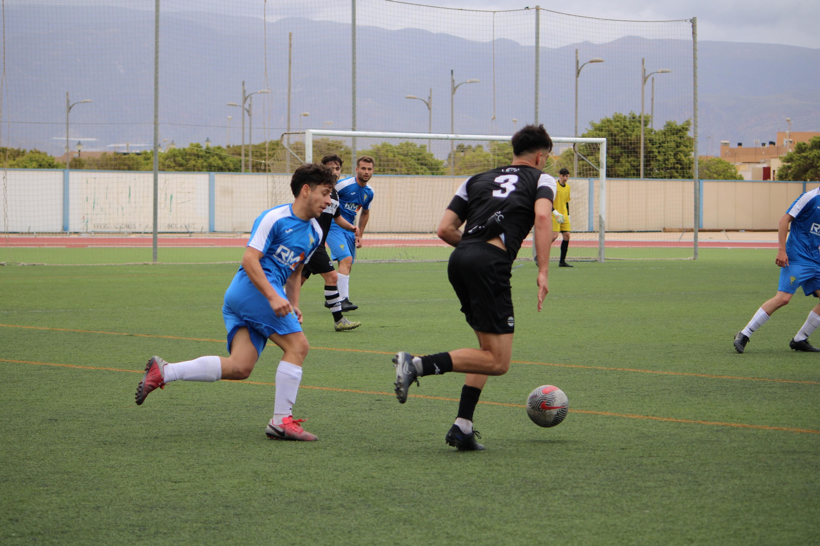 Un jugador del Maavi, que se juega un billete para el play off, conduce el balón en el encuentro frente al Viator.