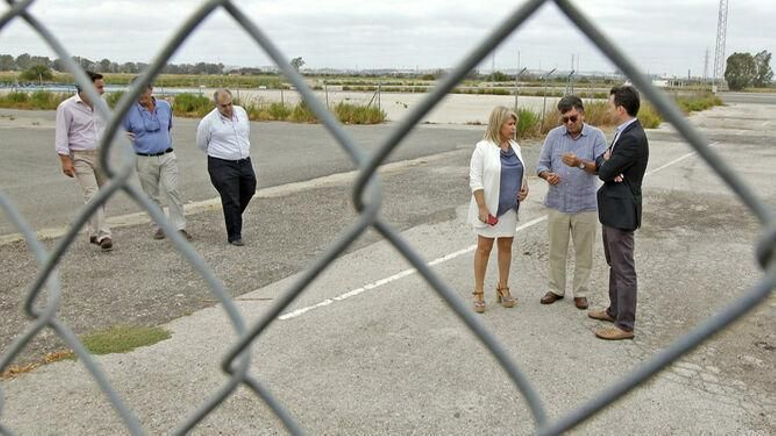 La alcaldesa, en una visita a los terrenos del futuro centro del motor.