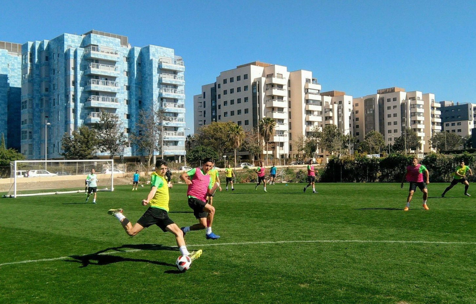 Jugadores rojiblancos entrenando en la Vega de Acá.