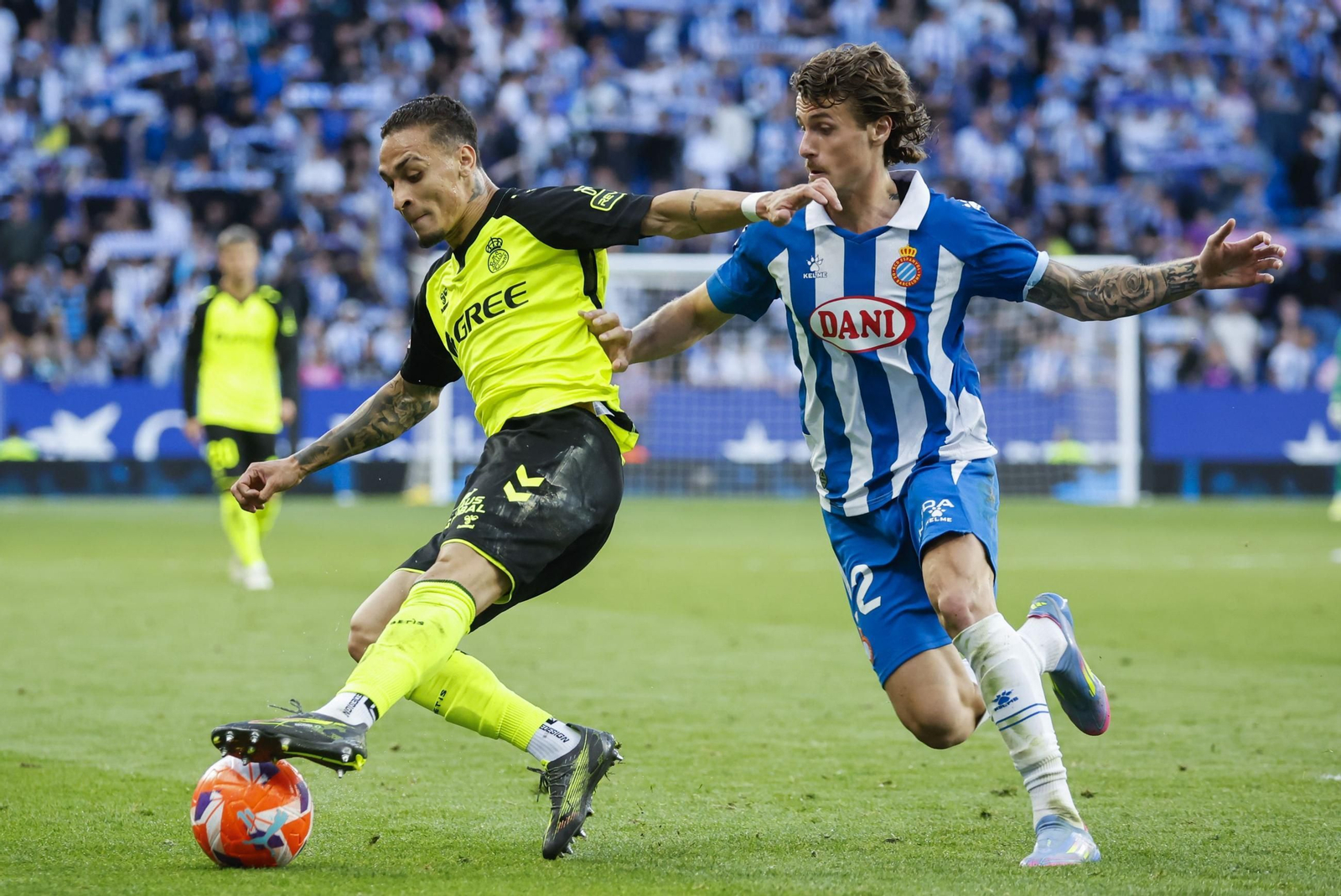 Antony controla la pelota ante el lateral Romero.