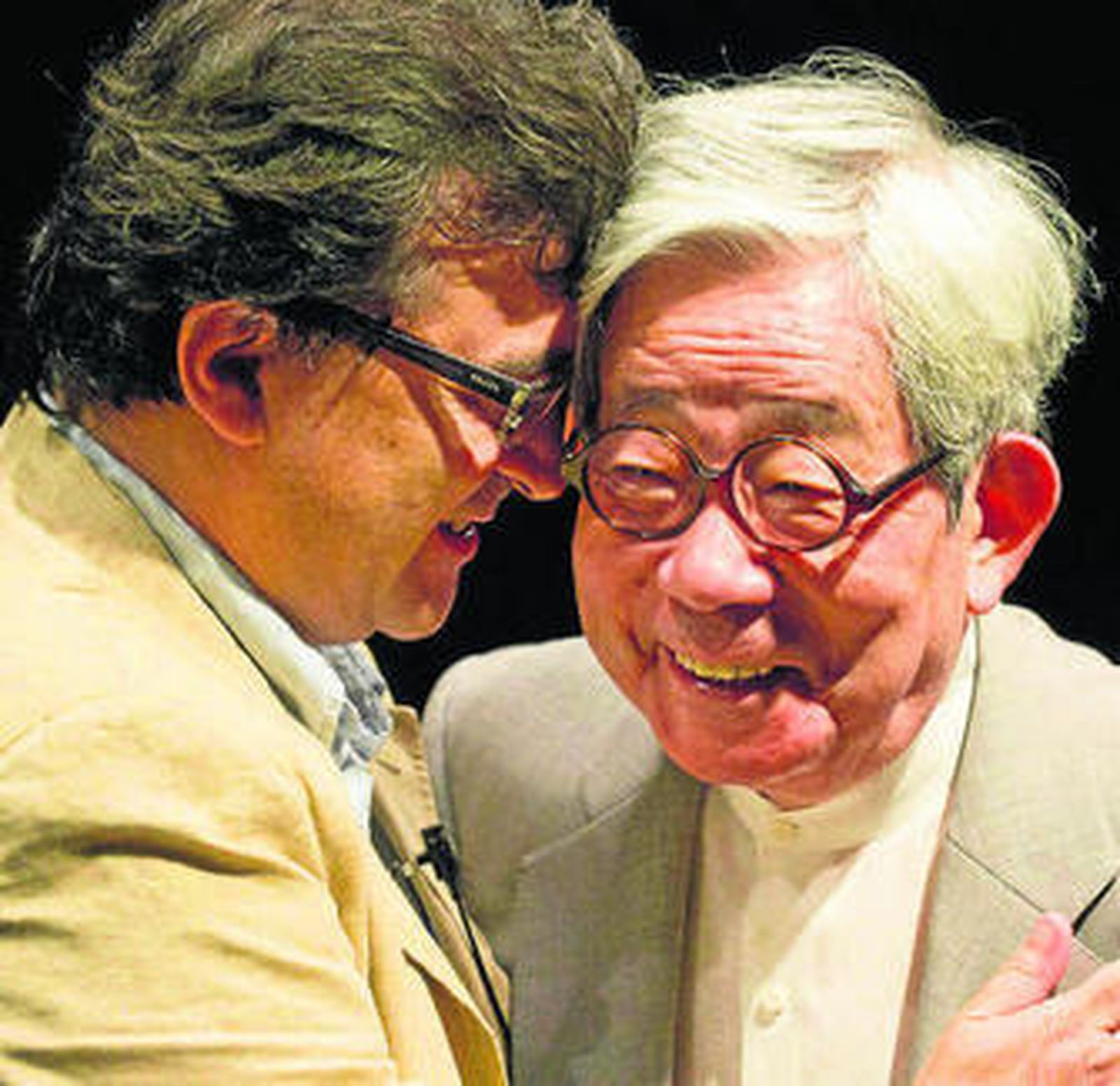 Kenzaburo Oe y Javier Cercas, ayer en Tokio.
