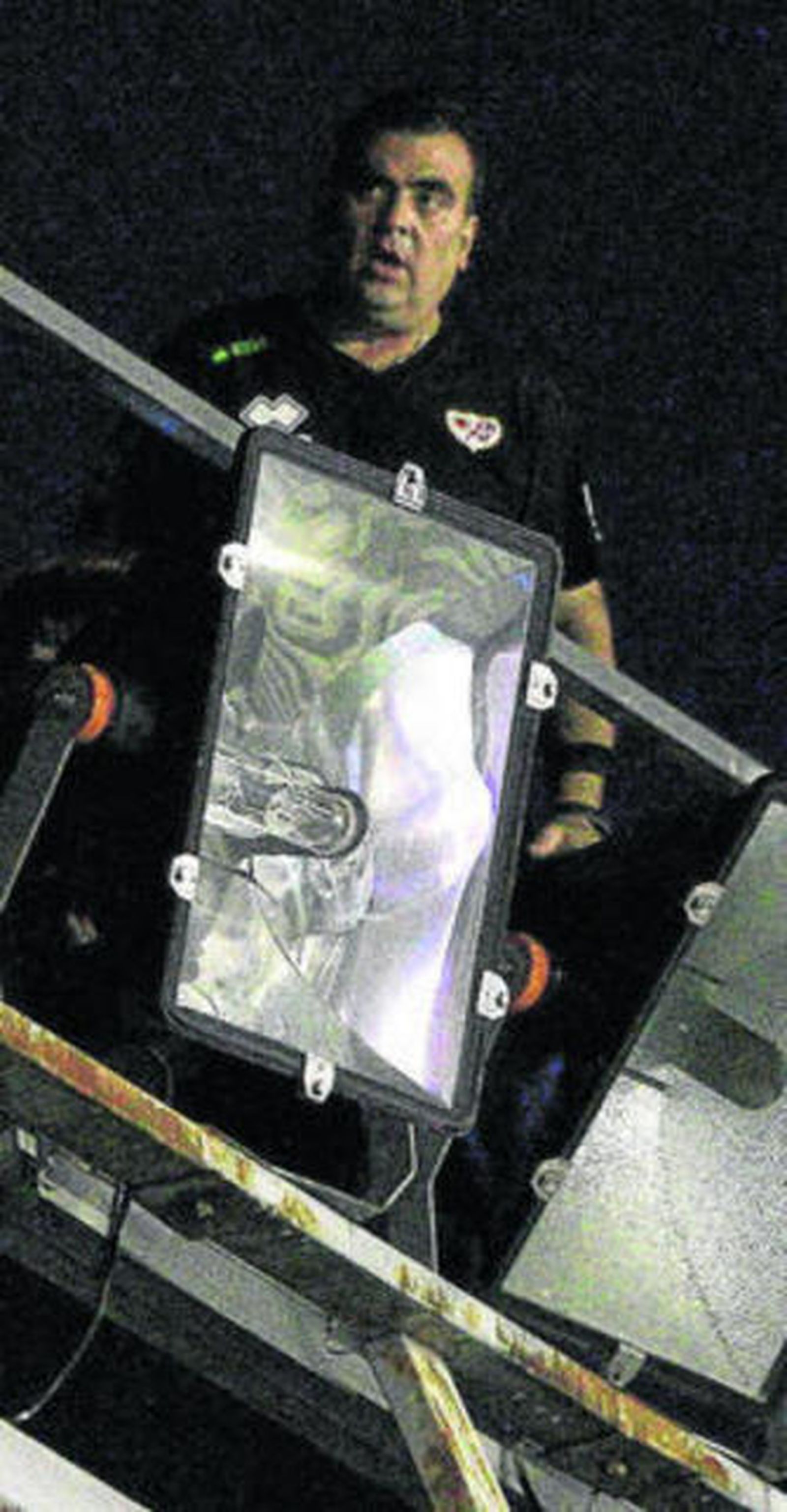 Un electricista del club de Vallecas intenta arreglar los focos.