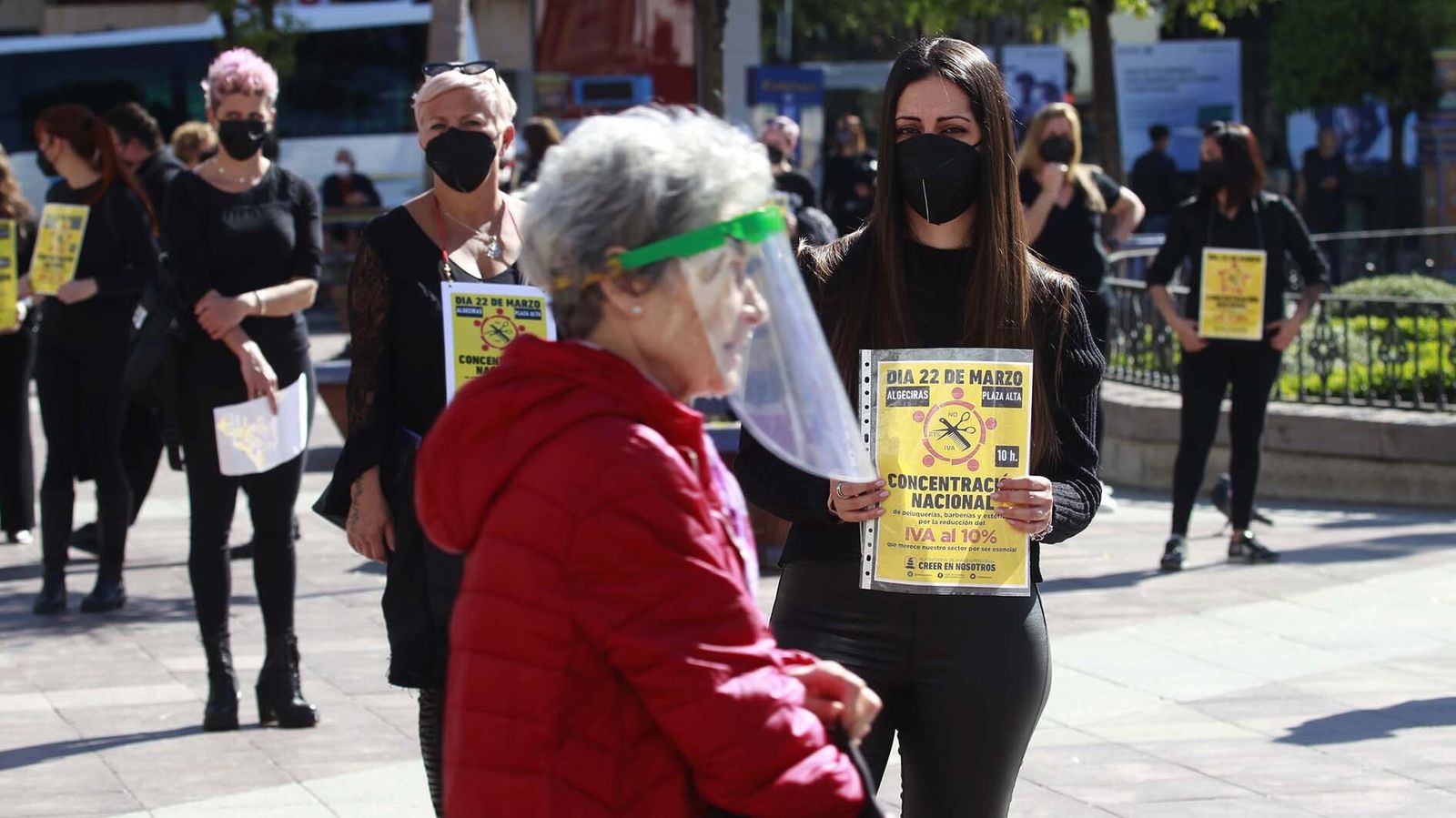 Las fotos de la protesta del sector de las peluquerías en Algeciras para exigir una bajada del IVA
