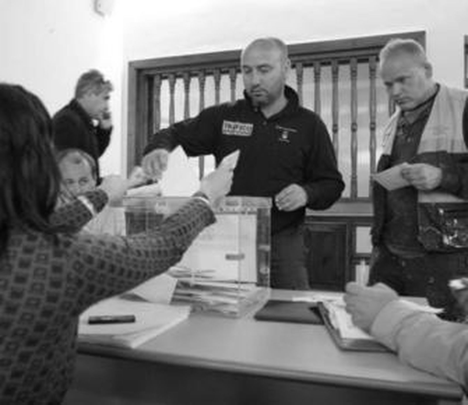 Varios trabajadores ejercen su derecho al voto en el salón de plenos del Ayuntamiento.
