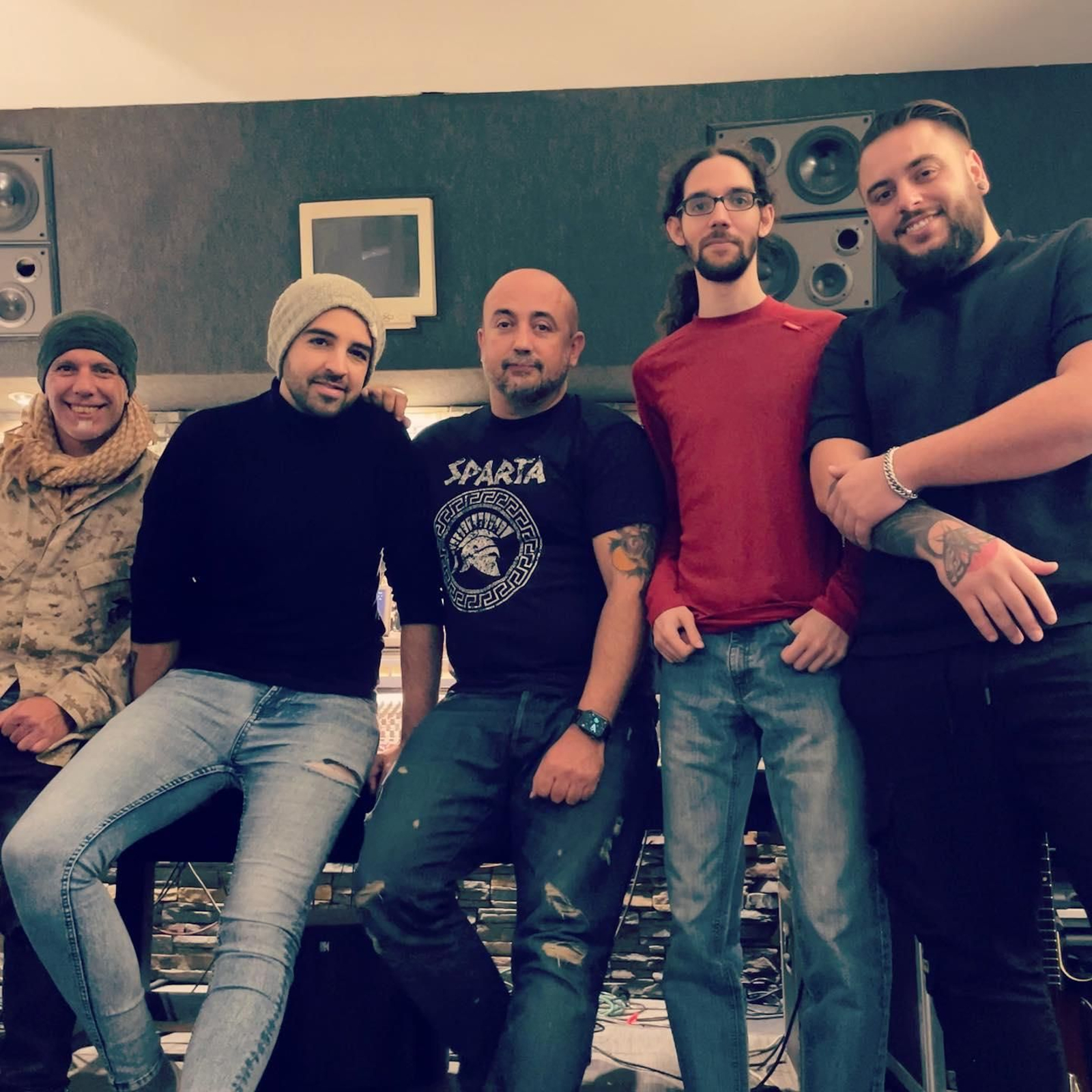 La banda, junto al productor Alberto Seara en Cube Studios.