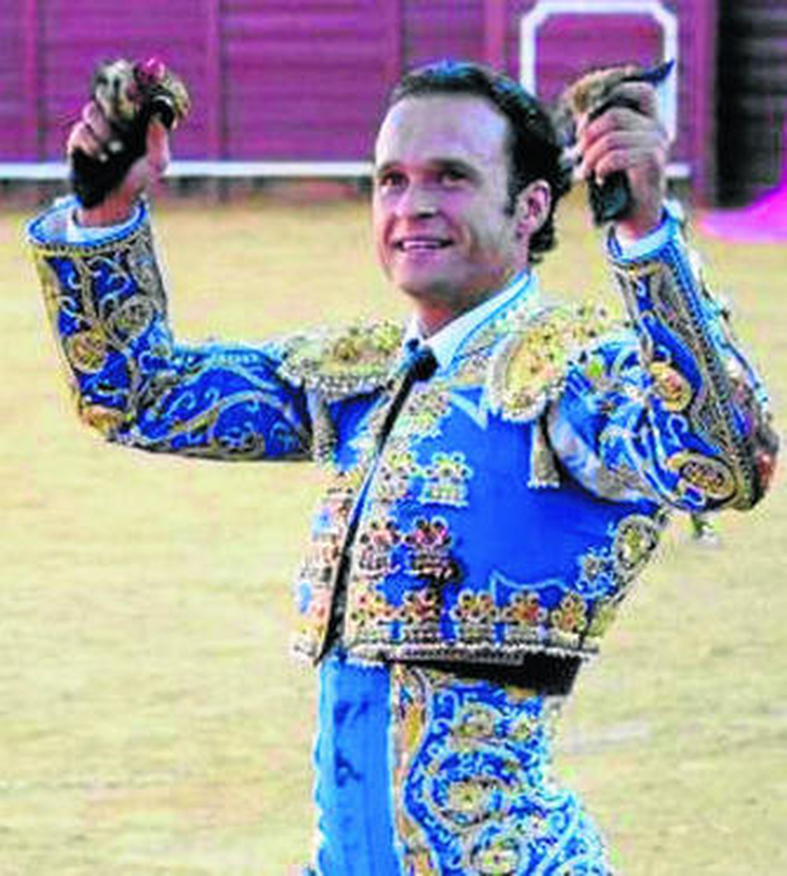 El diestro Antonio Ferrera durante una vuelta al ruedo celebrando un triunfo.