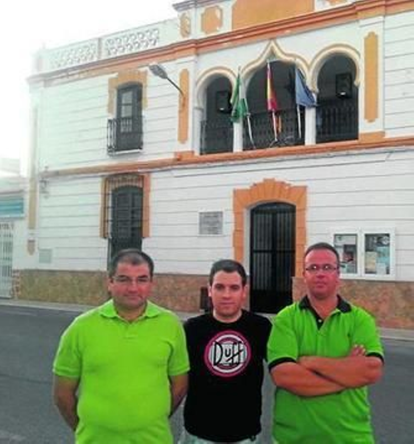 El PSOE frente a la fachada de la Casa de Fernando Hita.