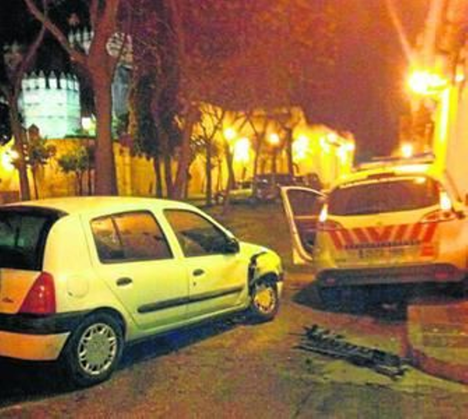 El coche patrulla que pilotaba el agente, junto al otro vehículo accidentado.