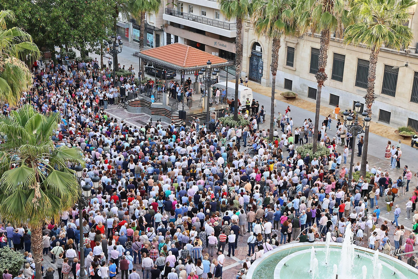 Imágenes de la concentración por las infraestructuras para Huelva