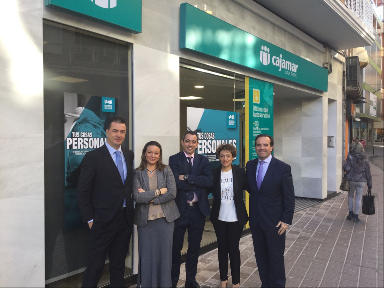 De izquierda a derecha, Manuel Chueca, director de la oficina; Marisa Salido, directora de Zona; Jonathan Lanau, administrativo oficina; Susana Fernández, segunda responsable oficina; y José Antonio Guerrero, director territorial.