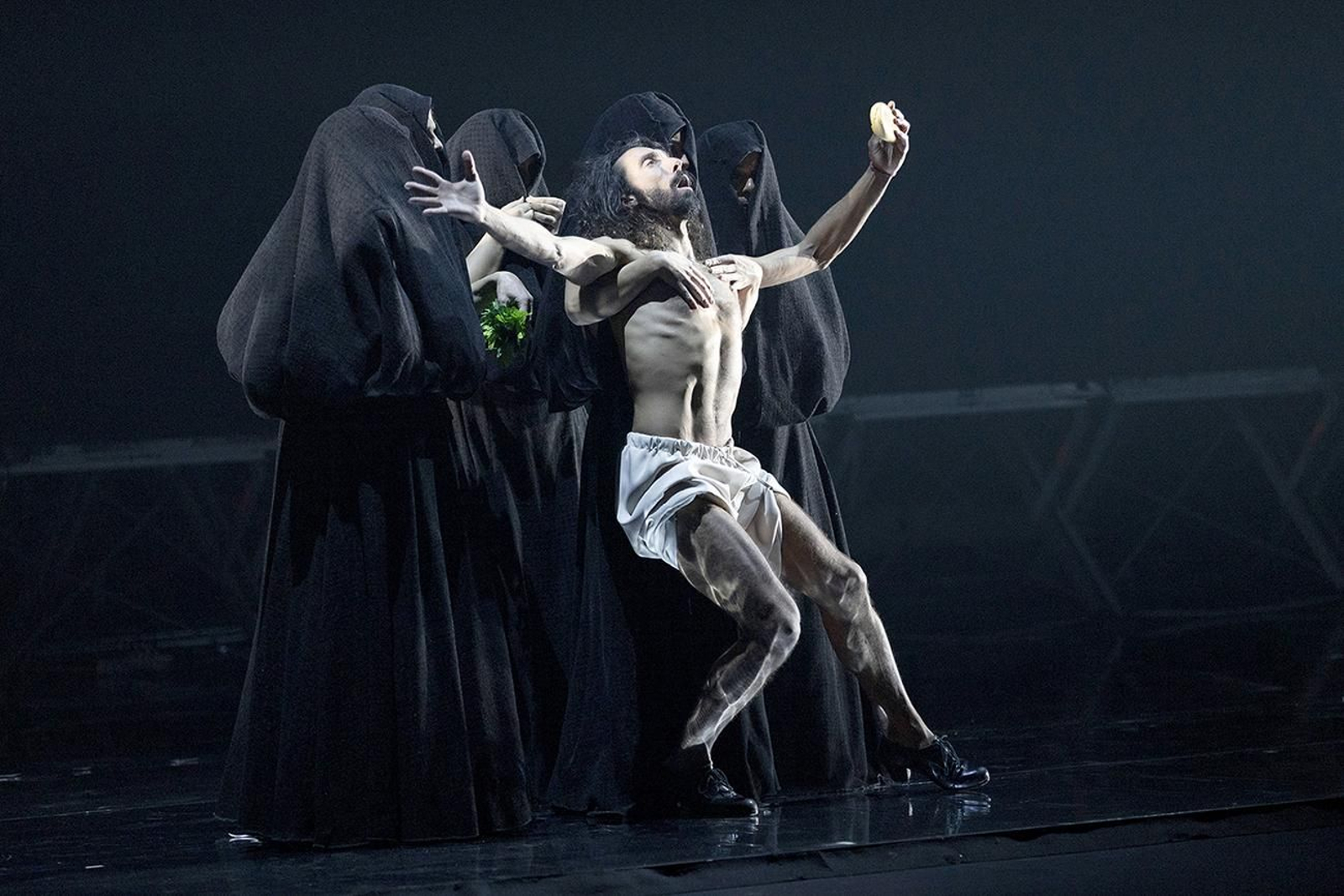 Eduardo Guerrero y las cobijadas de Vejer, en una escena de 'El manto y su ojo'.