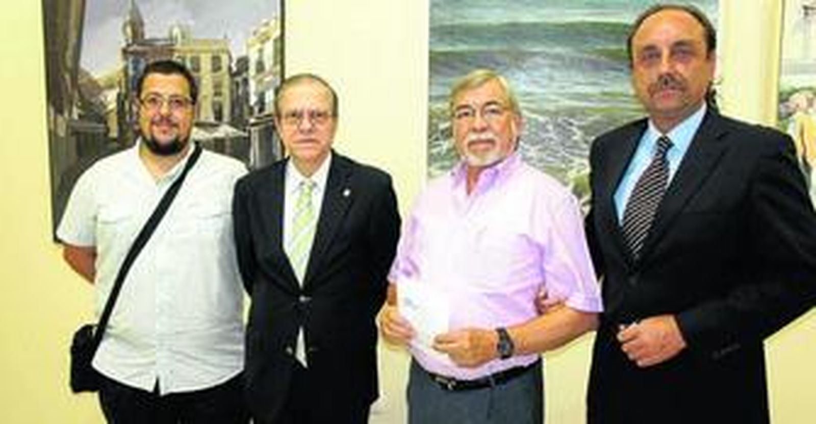 Gustavo Domínguez Moreno, primer premio, ex aequo con Alberto Rodríguez Gómez, con el presidente del Ateneo, Alberto Máximo Pérez Calero; Antonio Zambrana Lara, presidente de la Sección de Bellas Artes del Ateneo, y Antonio Bellido, secretario general del Ateneo, tres de los miembros del jurado del certamen.
