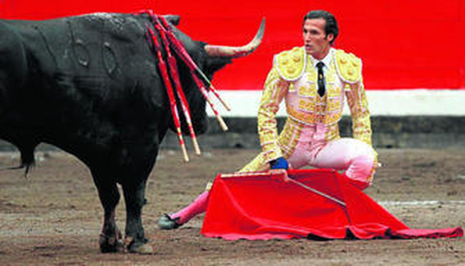 David Mora, momentos antes de citar al toro con la muleta al sexto toro de Fuente Ymbro.