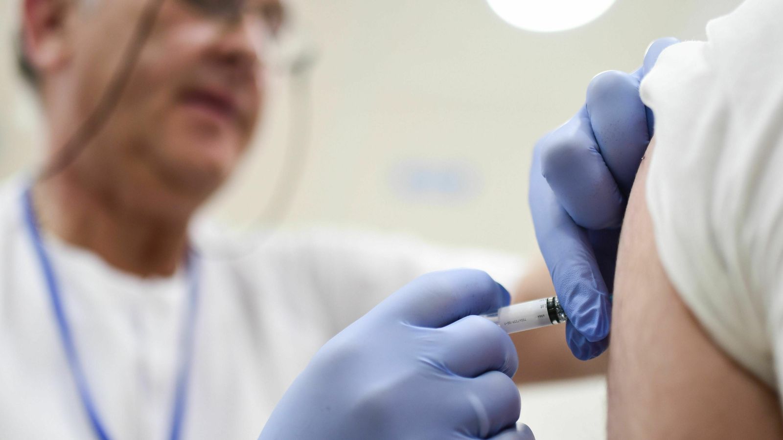 Un enfermero vacuna a un paciente.