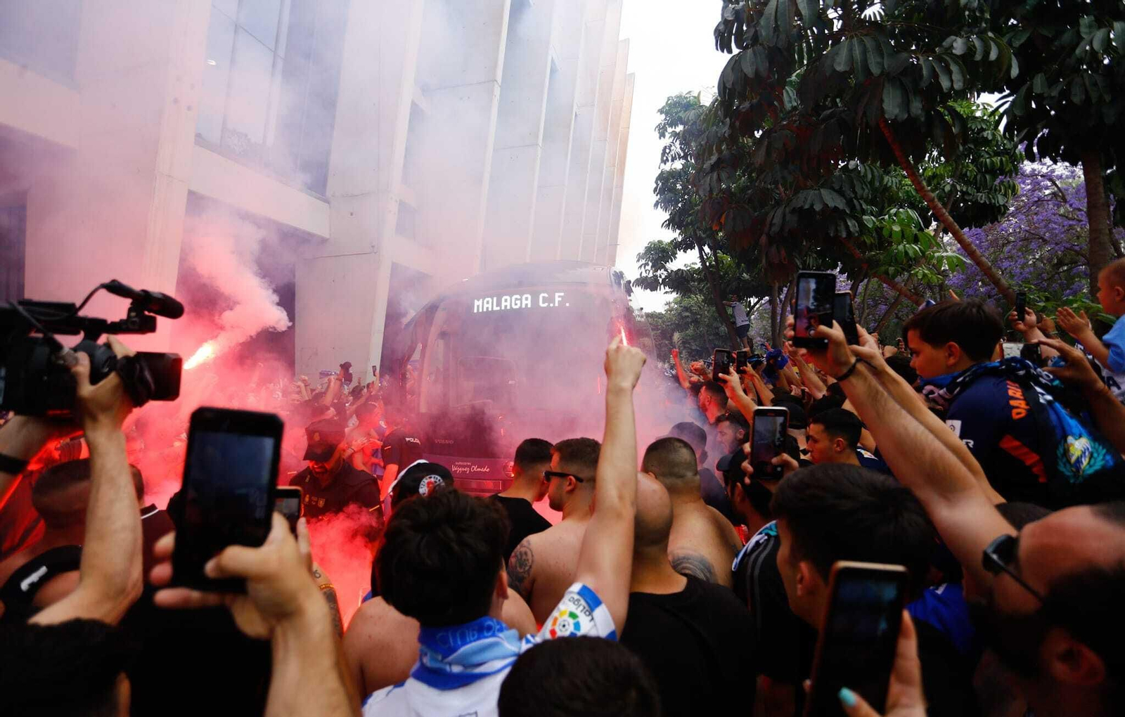 Las fotos del recibimiento de la afición antes del Málaga CF-Burgos Las fotos del recibimiento de la afición antes del Málaga CF-Burgos