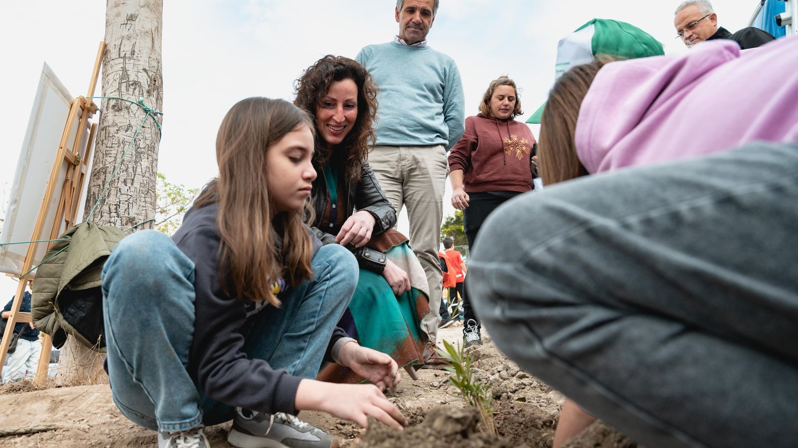 La alcaldesa ha participado en la actividad, acompañada por el concejal de Zonas Verdes