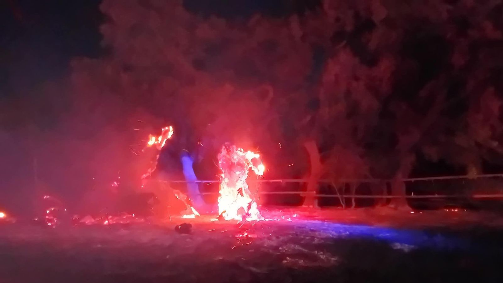 Llamas durante la madrugada, en uno de los puntos afectados.