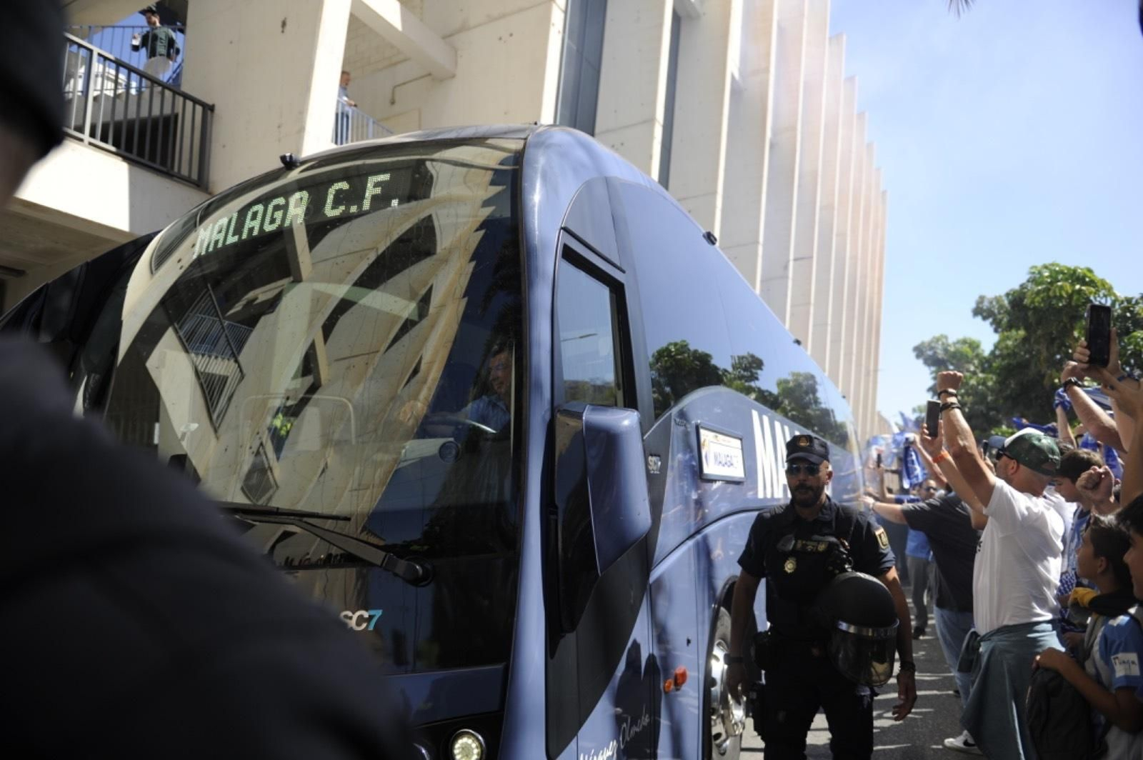 Las fotos del recibimiento de la afición antes del Málaga CF - Cartagena